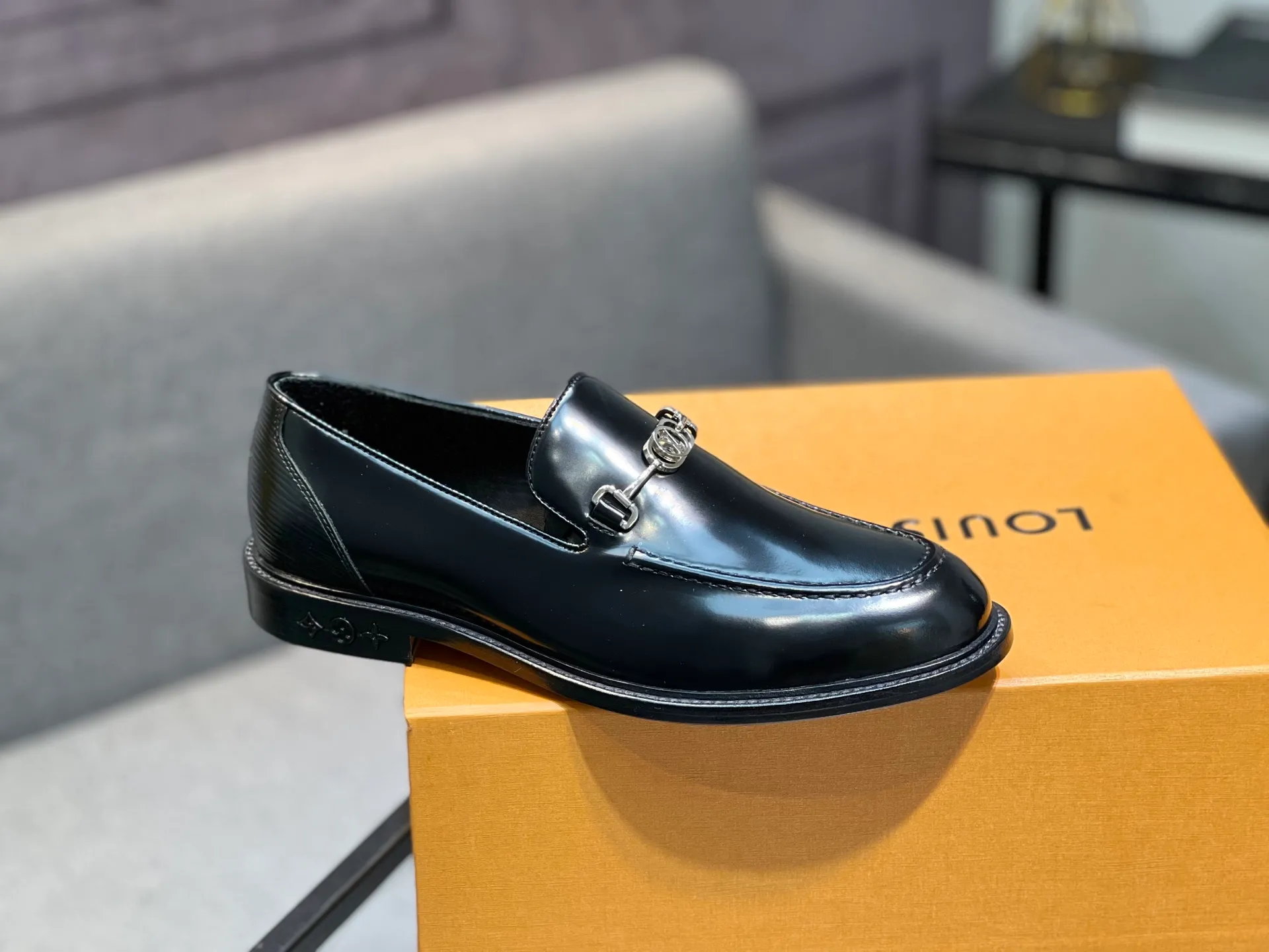 Men's shoes 💰1020 LV top luxury brand, high-quality men's business formal leather shoes, imported genuine leather soles! Customized imported leather, the first layer of open-edge beaded lacquered cowhide, the texture is incomparable, the imported cowhide lining, high-end high-end shoes, don't miss it! size:39-44 (Male 38 45 46 customized)